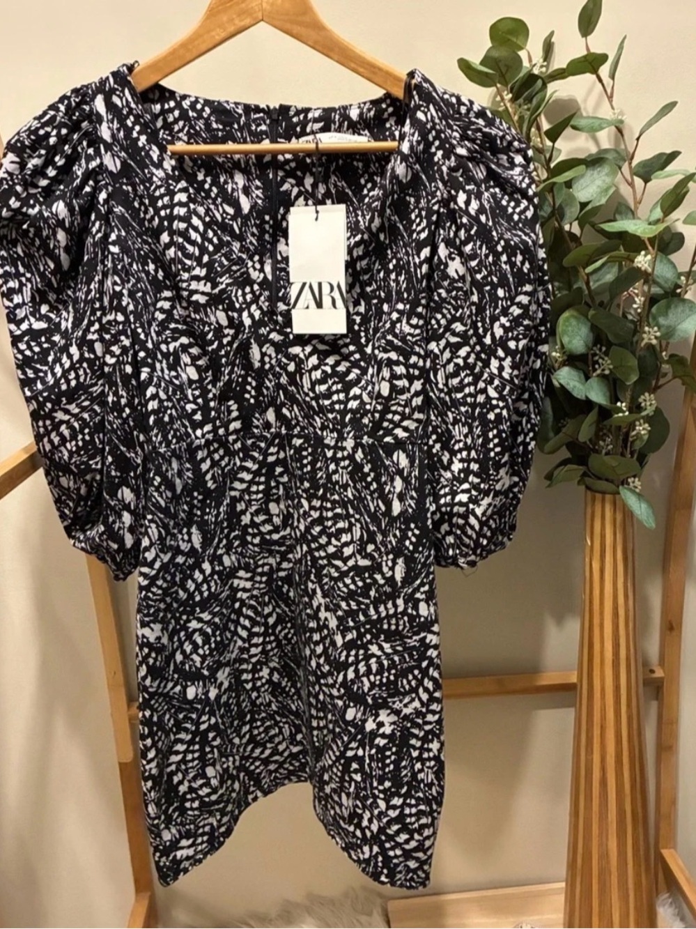 ZARA Black & White Patterned Puff-Sleeve Mini Dress a113